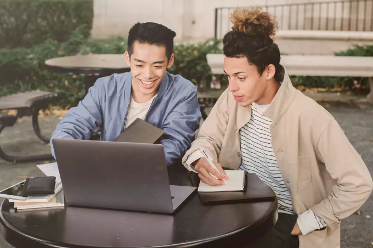Étudiants qui s'entraident en cours